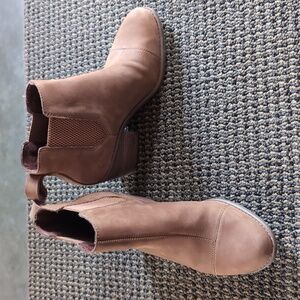 Size 7.5 Toms boots